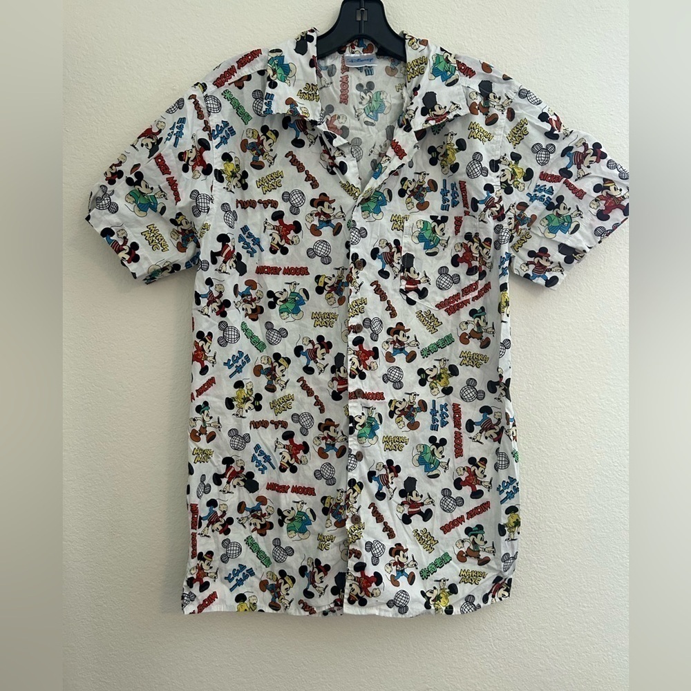 Disney Mickey Mouse Around the World Woven
Button-Up Medium 100% cotton